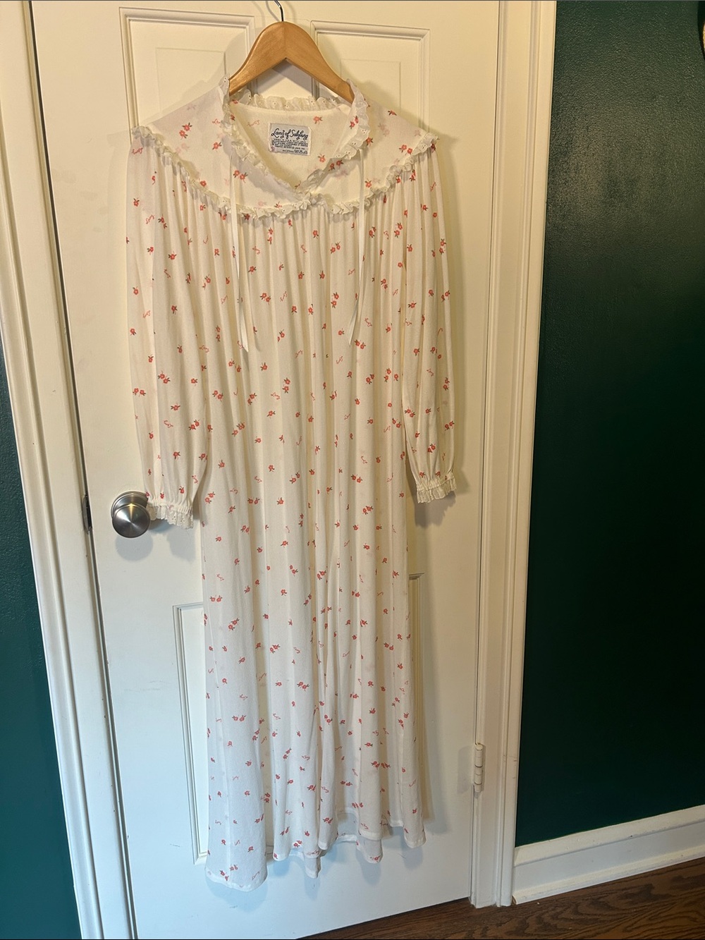 Vintage White Floral Long Nightgown with Ruffled Collar